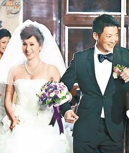 文颂娴认错曾志伟做老公 婚礼游戏受罚拥抱亲脸