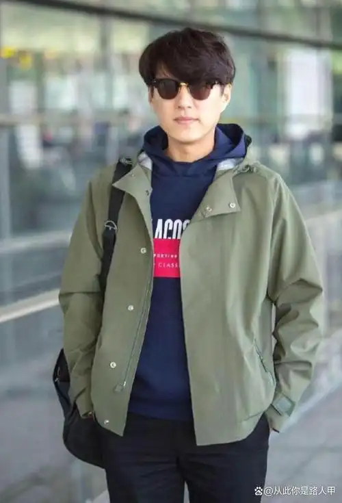 中年男人:到了秋天少穿卫衣,多穿夹克更帅气有型,看靳东就知道