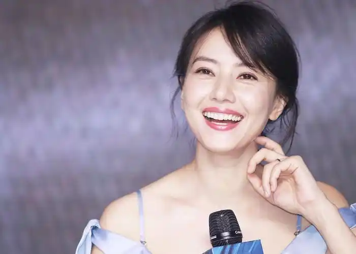 38岁高圆圆穿吊带抹胸裙 微笑气质优雅