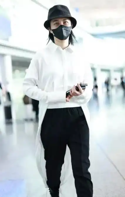 尚雯婕上身穿了一件燕尾风格的衬衣,下身搭配黑色裤子,脚踩黑色靴子