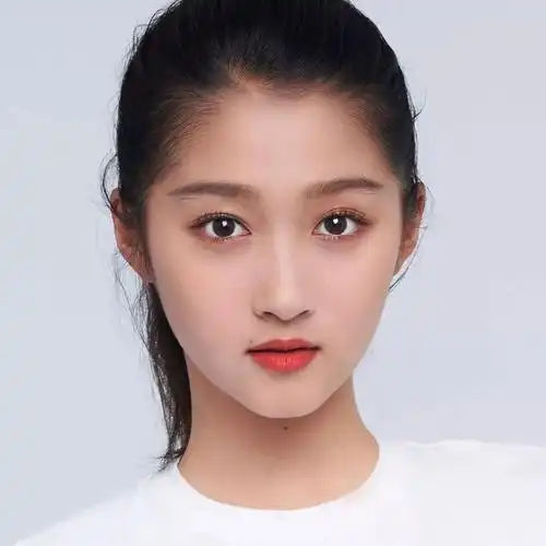 总是"太成熟"的关晓彤,这次终于少女了!