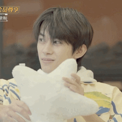 易烊千玺的动图