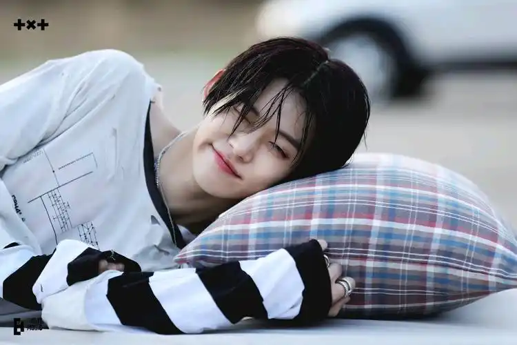 这次回归疯了的txt然竣,又白又瘦的名品脸蛋身材是老公还是老婆