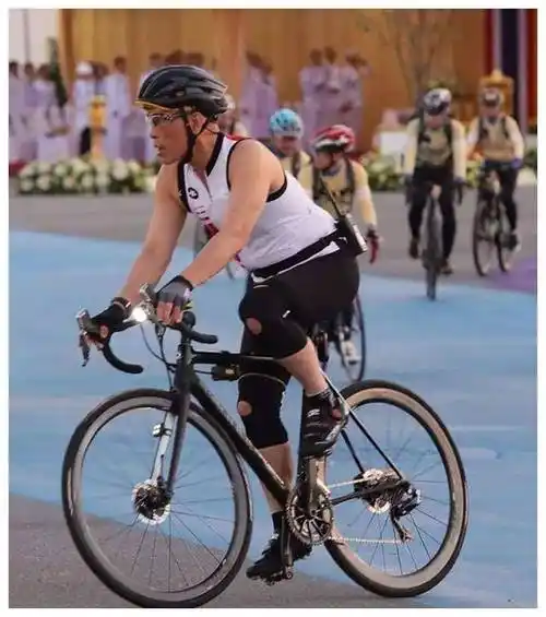 泰国王室很少发表泰国国王穿着背心的