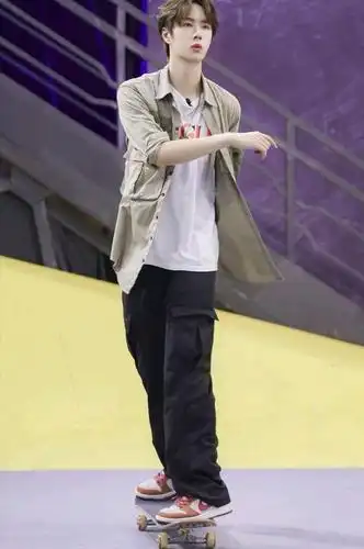 王一博敬业!脚伤严重坚持录制《天天向上》,面部紧皱强忍出镜