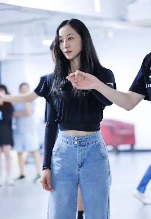 韩雪素颜也很好看再搭配上t恤牛仔裤清爽似少女