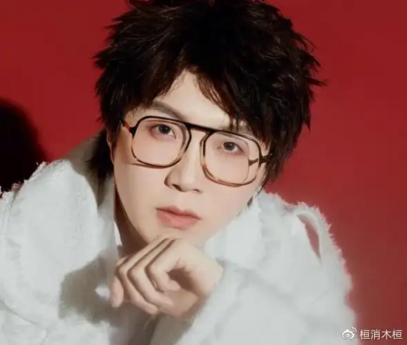 "不戴眼镜"的毛不易有多帅?看到他补妆时的模样,是恋爱的感觉