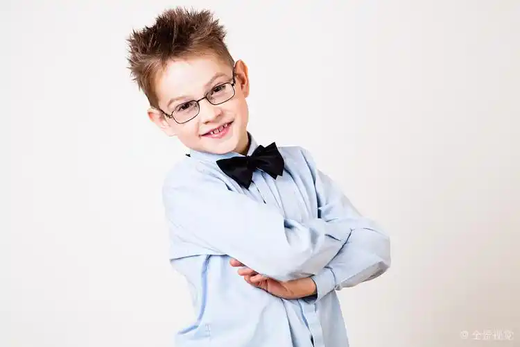 孩子_高兴_男孩_看_照片_可爱_高清图片_全景视觉