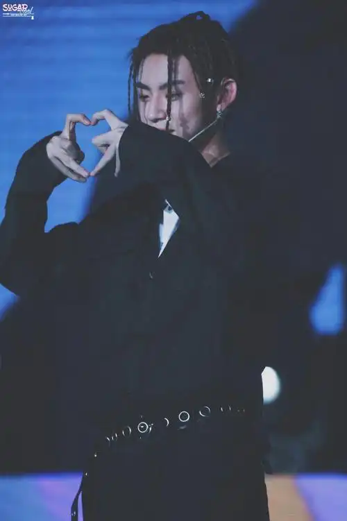 小鬼王琳凯比心