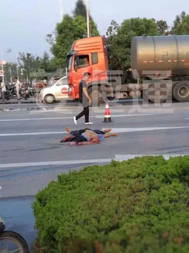 姜堰一电动车与卡车相撞,老汉被当场爆头命丧车轮(胆小慎入)