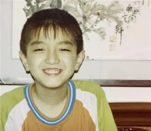 剃完头发的许凯笑起来很熟悉?网友:和小时候的金瀚撞脸了