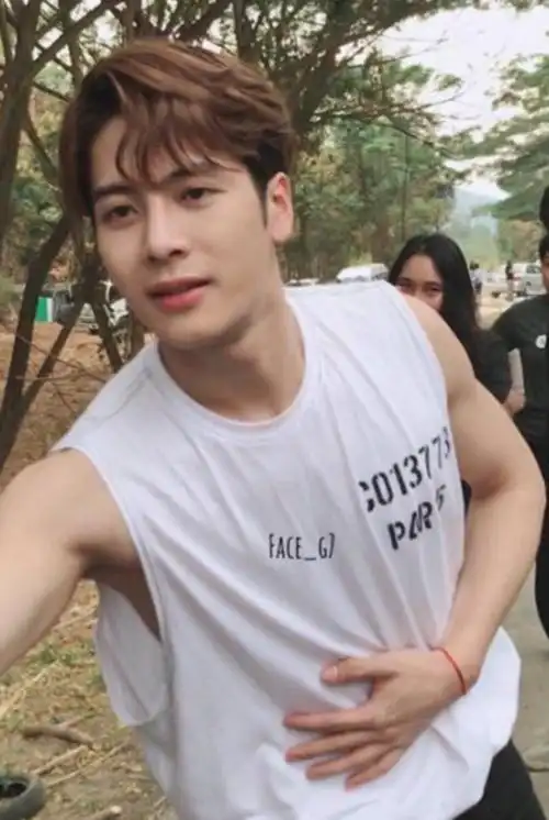 路人镜头下的明星刘亦菲不愧是神仙姐姐王一博十分高冷