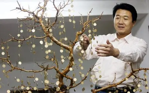 男子制作摇钱树 为中国经济祈福(图)