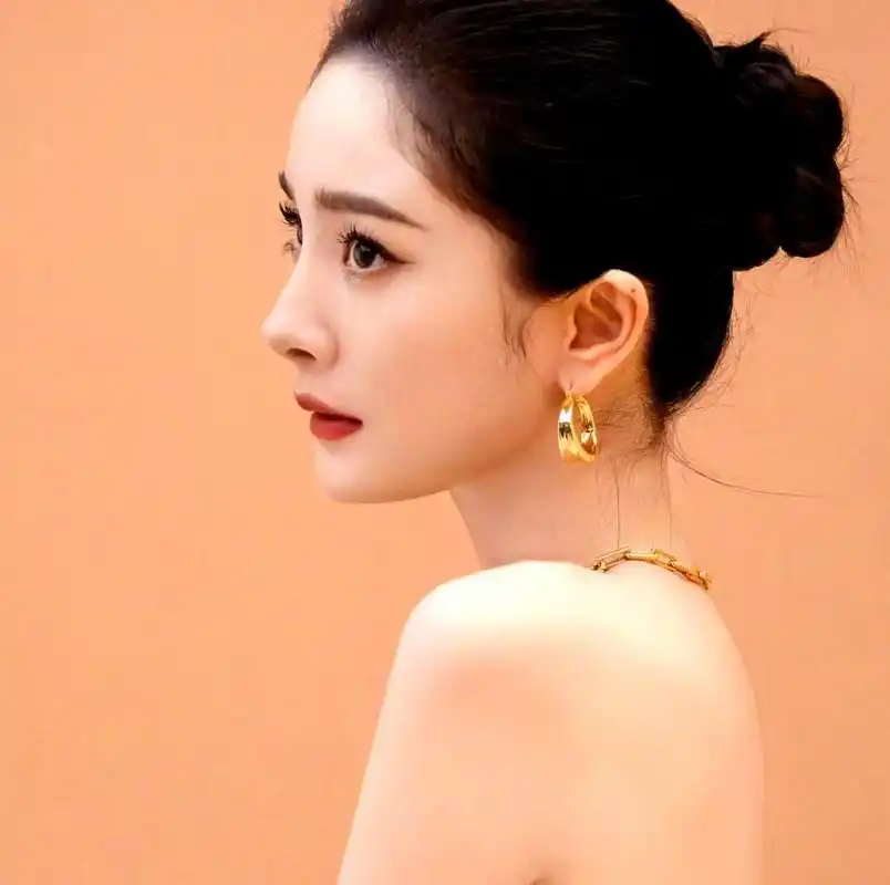 杨幂的侧颜真的很迷人,美得让人惊叹!