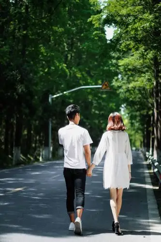 我想就这样牵着你的手不放开