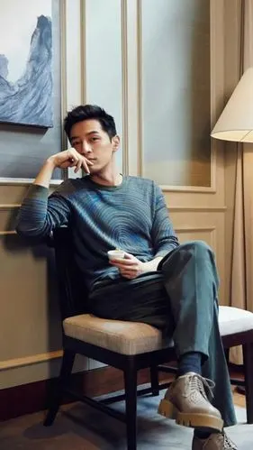 帅气胡歌近照形象大变满脸胡茬变油腻大叔