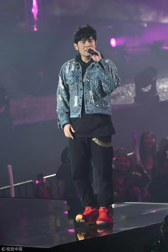 周杰伦牛仔夹克搭卫衣 运动裤配nike篮球鞋潇洒潮装