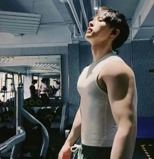 张逸杰高度举铁惹争议,被指缺少了少年感,本人火速发文回应