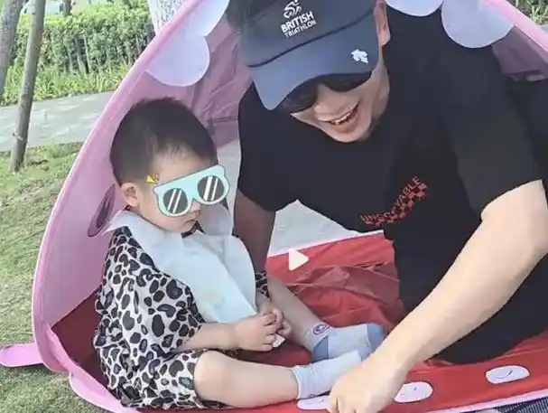 苗苗全家出游,郑恺携子女同行,孩子清晰正面照首次公开!