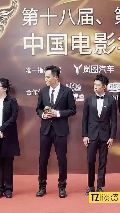 刘烨和《守岛人》剧组一起亮相华表奖红毯