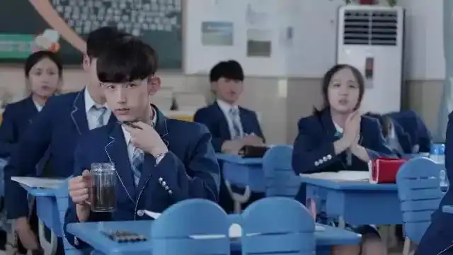 下课戴耳机不和人说话,够高冷;中考状元来到精英中学,够学霸.