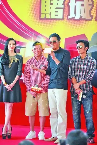 周润发黄晓明同框两代许文强差的不止身高脖子伸成鹅不累