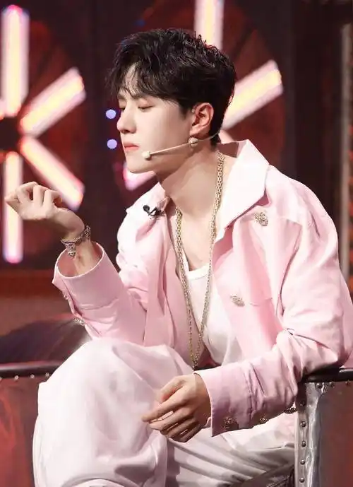 有种"特色"叫招牌动作,王一博奶萌啃手指,爷们的跳着舞_模样_外表