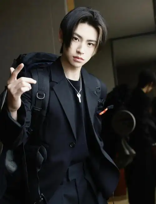 小鬼中分发型#感觉小鬼的中分造型真的是非常帅气的,而且他也是很