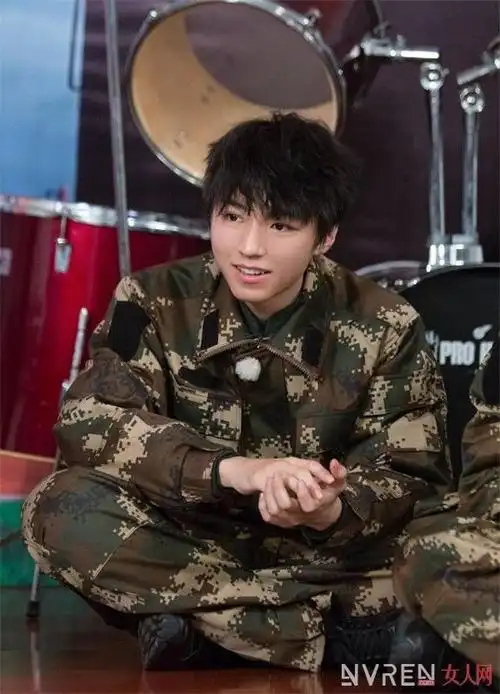 王俊凯迷彩军装照曝光网友成功被小凯的军装帅到