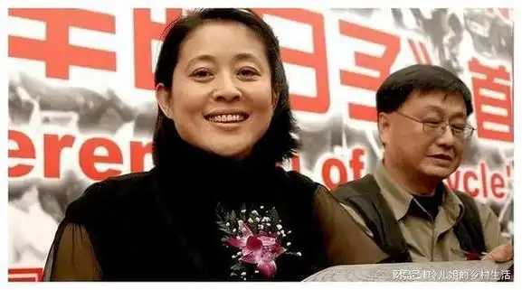 在倪萍最失落的时候,甚至还喜欢上了抽烟.