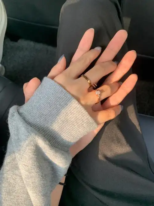 一定一定要和喜欢的人拍很多很多牵手照.#牵手  #情侣拍照  #情侣对戒