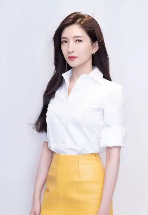 很多女生都喜欢长直发,但其实长直发会显得呆板,可以像江疏影这样将