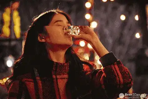 忧伤的女人坐在酒吧里大口的喝酒gif图片-动态图片基地