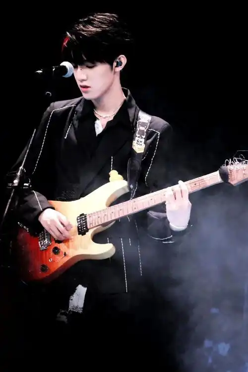 张泽禹侧脸vs正脸##张泽禹 舞台核心ace