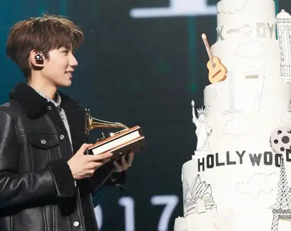 王源17岁生日会贾乃亮携甜馨到场范冰冰坐在台下当观众