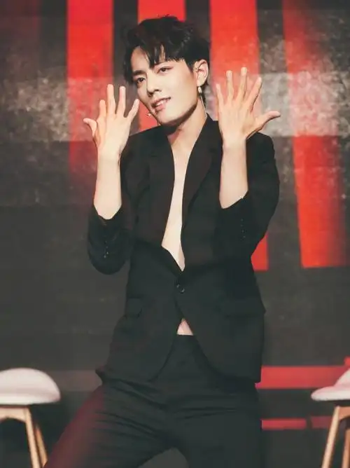 肖战西装忘记穿打底当他露出胸肌的那一刻太欲了