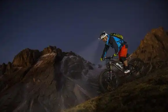 骑着摩托车在夜晚下山照片摄影图片