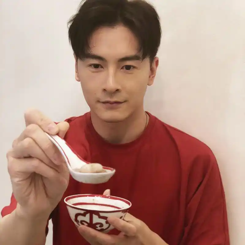 郑元畅红衣出镜"投喂"元宵