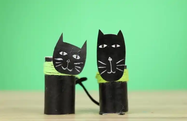 《小怪兽》       工具材料:纸筒,剪刀,丙烯颜料(可以用油画棒