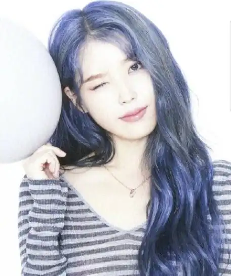 162的iu巴掌脸越发精致了这次染了一头蓝紫发又仙又可爱