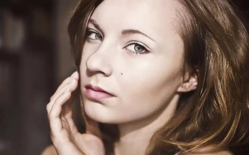 人物美女模特蓝眼睛手放在脸上艺术设计摄影特写womenmodelblueeyes