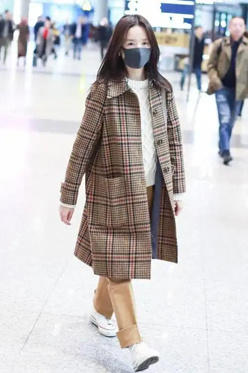 董洁才是穿搭高手格纹大衣配同色系直筒裤繁简结合太高级