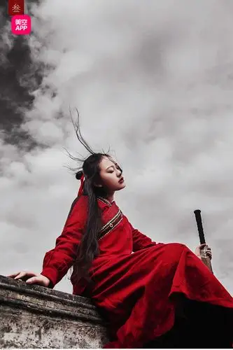 太惊艳了,红衣女侠一把利剑闯江湖