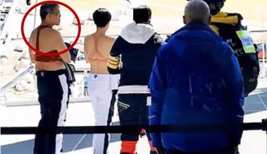 67岁泰国国王衣品成谜!喜欢穿小背心和低腰裤,穿衣风格十分独特