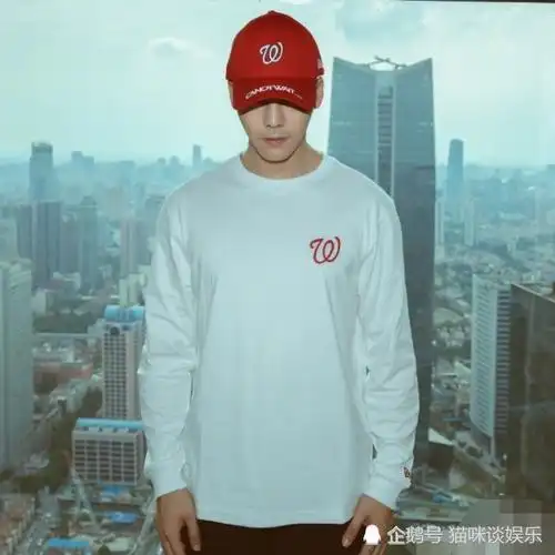 陈伟霆晒代言照,食指的纹身字母不小心暴露,粉丝偷笑:心机boy!