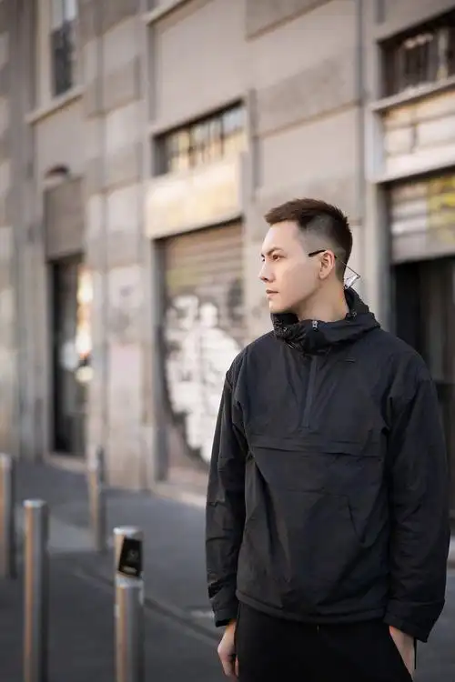 陈伟霆现身米兰街头新短寸发型帅气十足