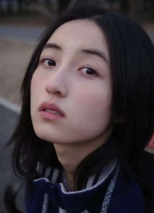 6722岁张子枫素颜逛公园:状态很好侧颜太绝,陈思诚很会选人