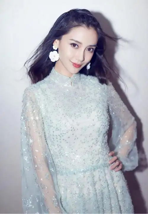 angelababy杨颖好仙浅绿色晚礼服配大花朵耳环女神气质好惊艳