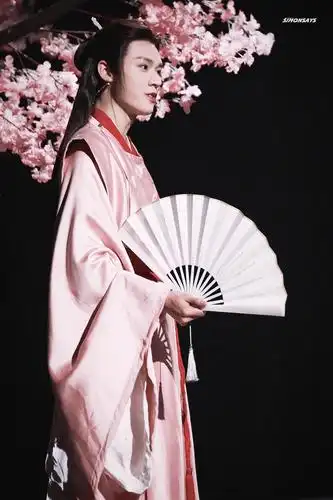 粉衣温温来啦,我天,他一点没变,好白好piu亮(龚俊温客行)