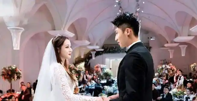 愚人节站姐团建许魏洲站姐最勇把黄景瑜照片发到迪丽热巴超话